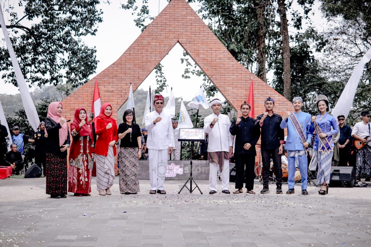 Gong Perdamaian Dunia Ke-14 Bupati Ciamis Meresmikan Logo Priatim Geulis Bupati: Terima Kasih Pak Ridwan Kamil